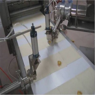 百葉包定量注餡機(jī)，定量精準(zhǔn)，誤差小，效率高